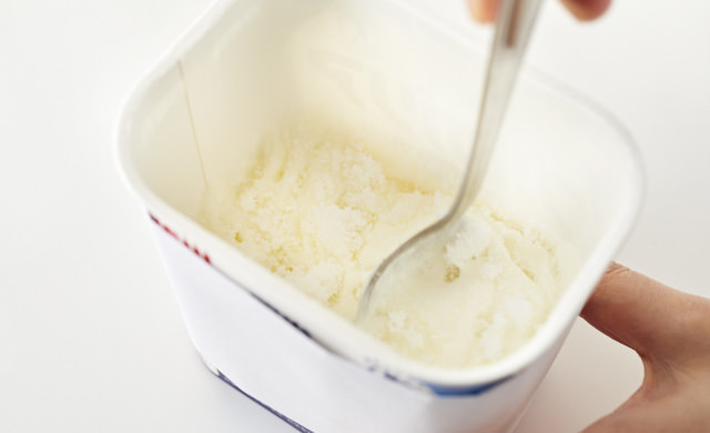 ヨーグルトに砂糖を混ぜている写真