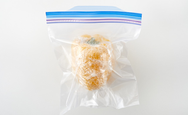 ラップで包んだパプリカを丸ごと保存袋に入れている写真