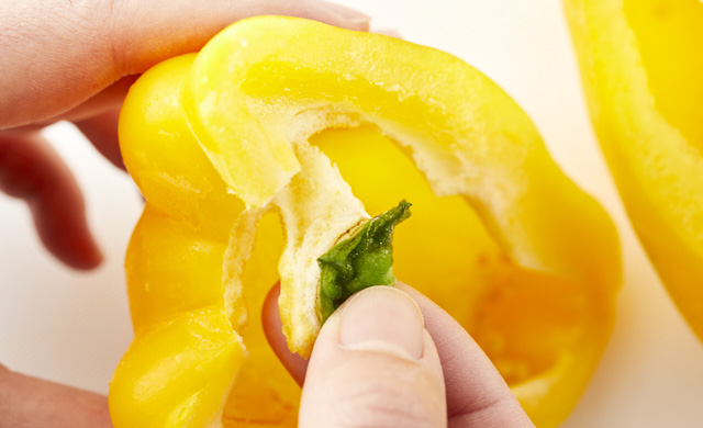 冷凍パプリカのヘタをとっている写真