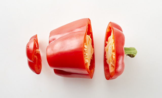 パプリカの上下をカットしている写真