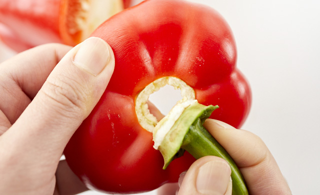 パプリカのヘタを取っている写真