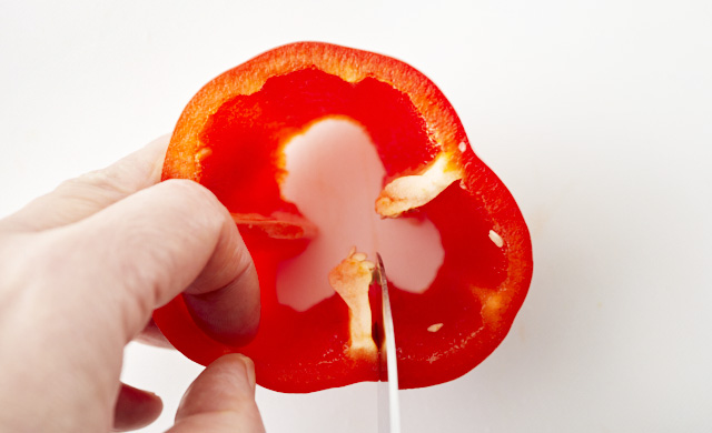 パプリカの真ん中の部分をカットしている写真