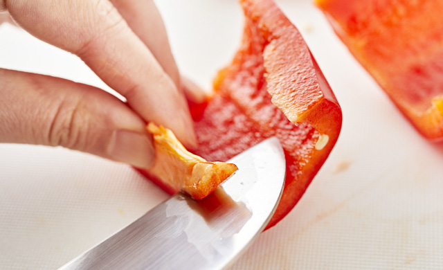 パプリカのワタをそぎとっている写真