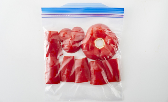 パプリカを冷凍用保存袋に入れている写真