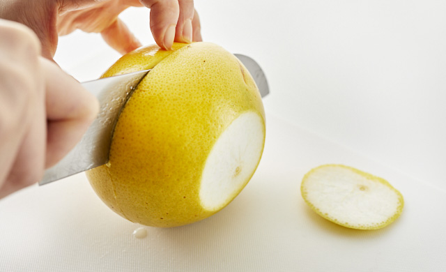 グレープフルーツを半分に切っている写真