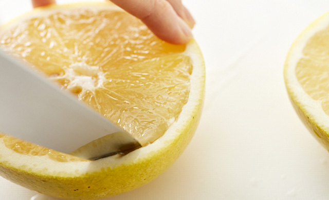 グレープフルーツに切り込みを入れている写真