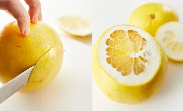 グレープフルーツの上下を切り落としている写真