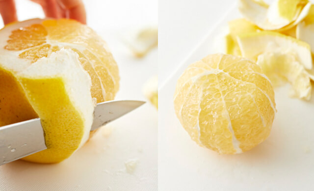 グレープフルーツの皮をむいている写真