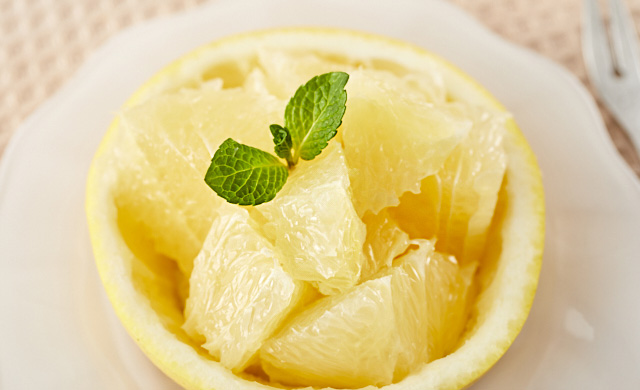 おしゃれに盛ったグレープフルーツの写真