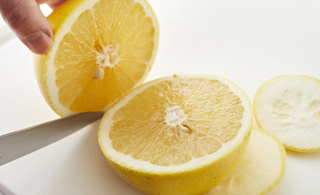 グレープフルーツを半分に切っている写真