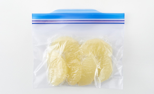 グレープフルーツを冷凍用保存袋に入れている写真