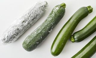 生のズッキーニと冷凍ズッキーニの写真