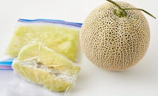 丸ごとのメロンと冷凍したメロンの写真