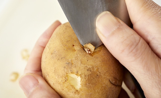 じゃがいもの芽をとっている写真