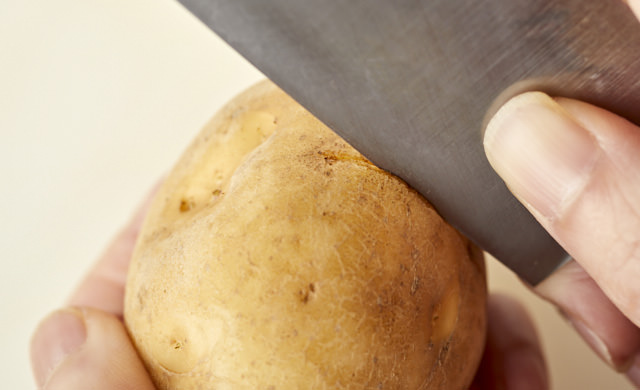 じゃがいもの皮に切れ目を入れている写真