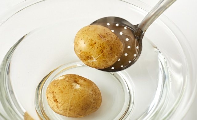 ゆでたじゃがいもを冷やす写真