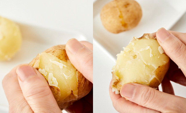 ゆでたじゃがいもを冷やして皮をむく写真