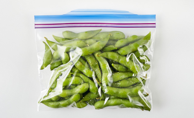 枝豆が冷凍用保存袋に入っている写真