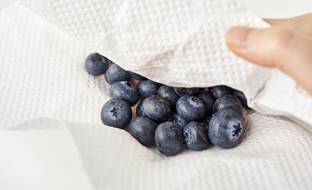 キッチンペーパーで水気を拭き取っている写真