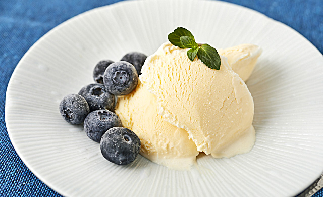 冷凍ブルーベリーをアイスに添えた写真