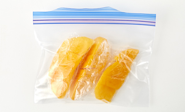 カットしたマンゴーをラップで包み保存袋に入れた写真