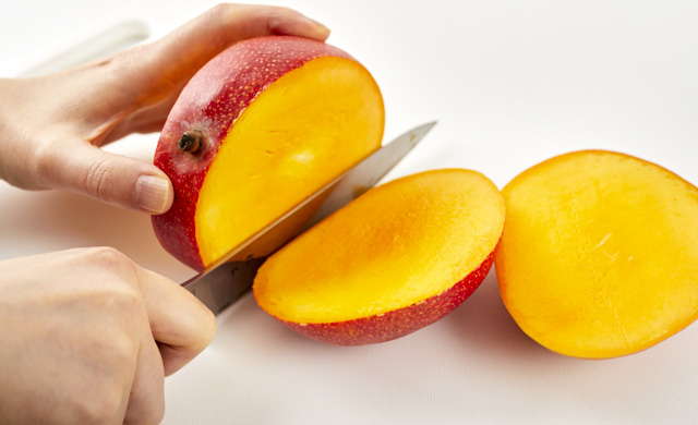 マンゴーを3枚にカットした写真