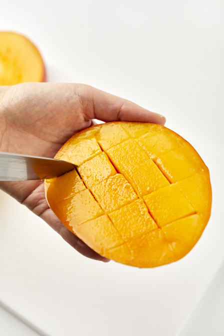 格子状に切れ目をいれている写真