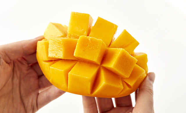 マンゴーを開いている写真