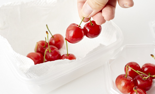 さくらんぼを保存容器に移している写真