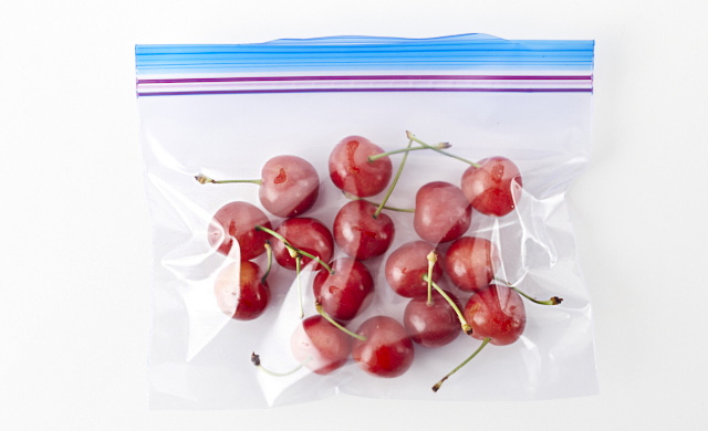 さくらんぼを冷凍用保存袋に入れた写真