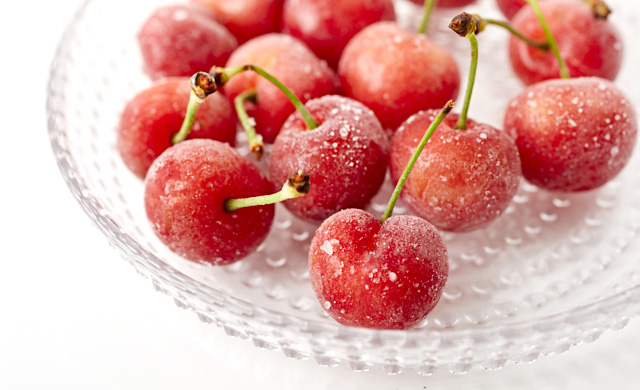 解凍中のさくらんぼの写真