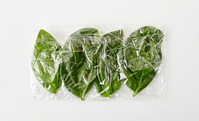 バジルの葉をラップで包んだ状態の写真