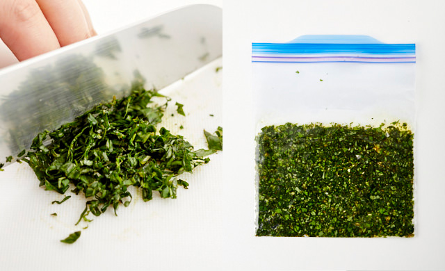 バジルをみじん切りにしている写真/バジルとオリーブオイルを馴染ませて平らに整えた写真