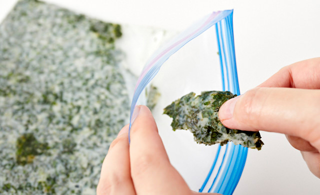 バジルのオリーブオイル漬けを取り出している写真