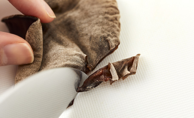 生きくらげの石づきをとる写真