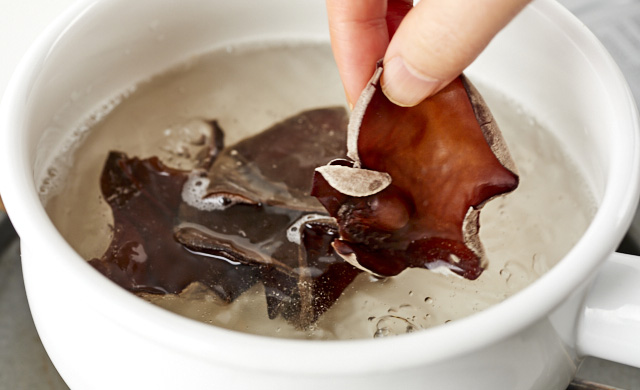 生きくらげをゆでている写真