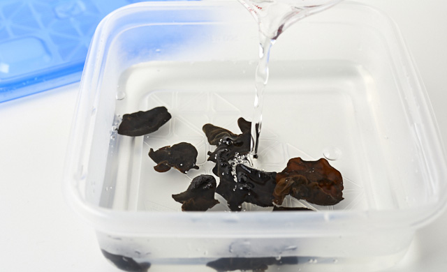 ボウルに乾燥きくらげとぬるま湯を入れた写真