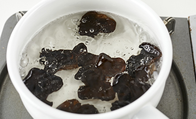 戻した乾燥きくらげをゆでている写真