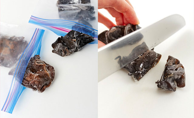 冷凍状態のきくらげ写真・冷凍状態のきくらげを切っている写真