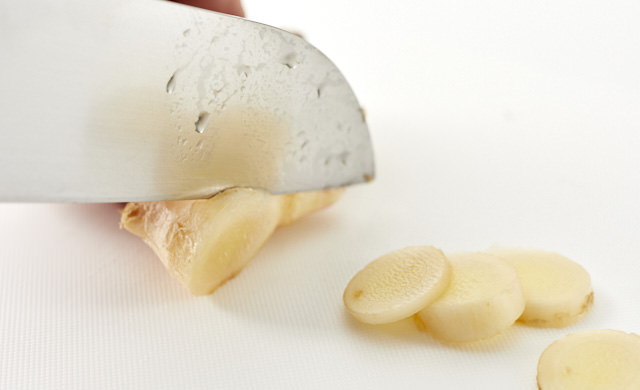 新生姜を輪切りにしている写真