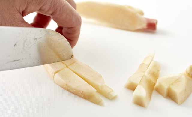 生の新生姜をスティック状に切っている写真