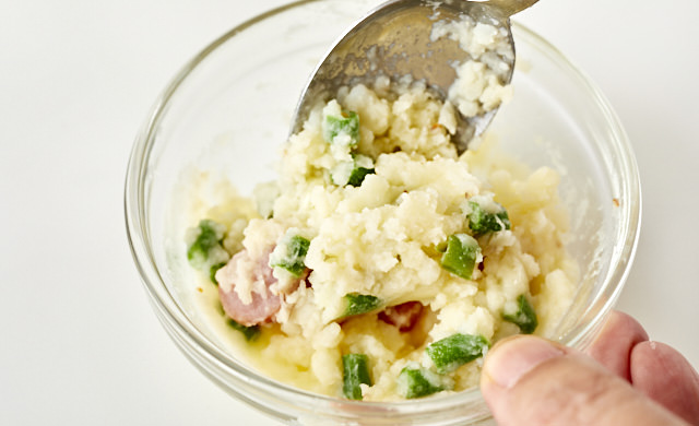 冷凍したポテトサラダを解凍して混ぜている写真