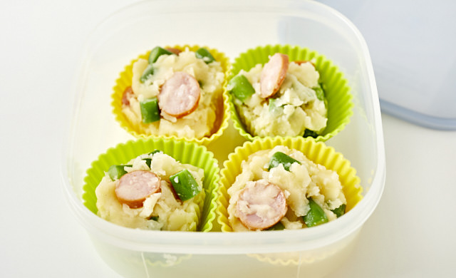 小分けにして冷凍しようとするポテトサラダの写真