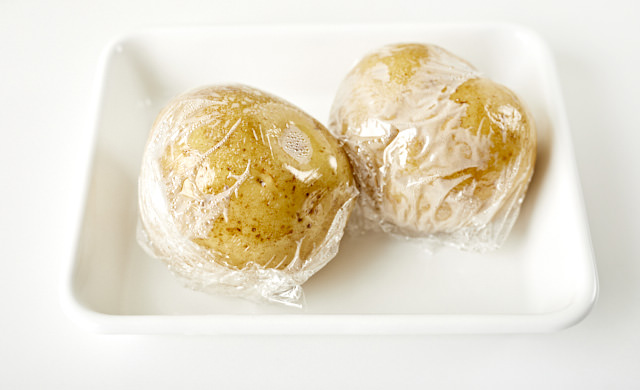 ラップで包んだじゃがいもを電子レンジ加熱した写真