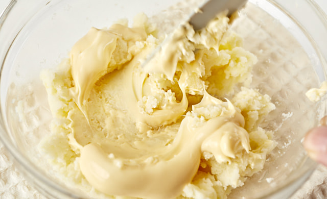 潰したじゃがいもにマヨネーズを加える写真