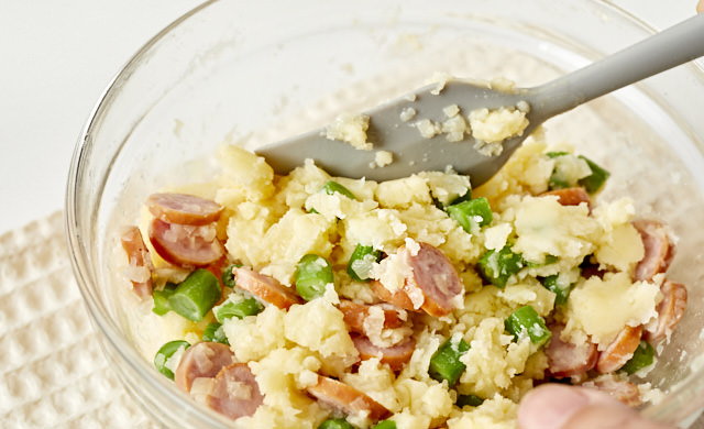 ポテトサラダを混ぜている写真