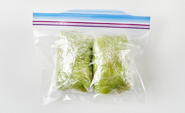 生のロールキャベツを冷凍用保存袋に入れている写真