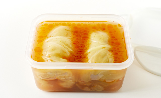 加熱後ロールキャベツを保存容器に入れている写真