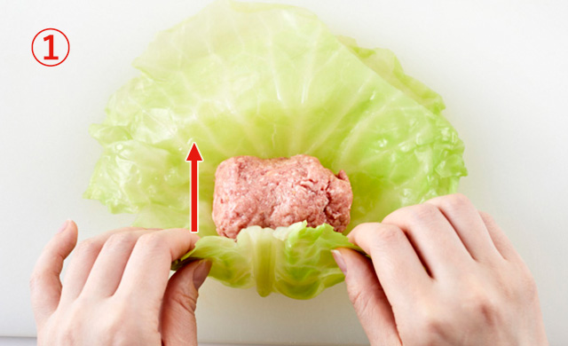 ロールキャベツを包んでいる写真