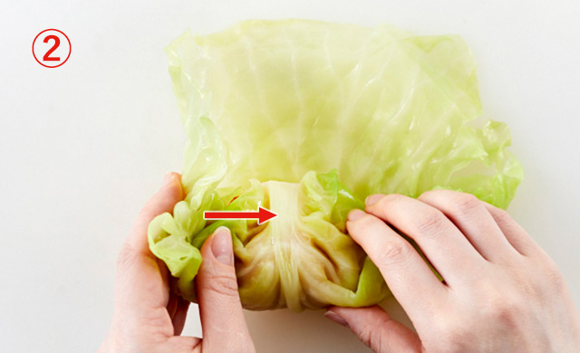 ロールキャベツを包んでいる写真